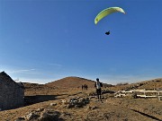 36 Sul sentiero di dosso in dosso per la vetta ci godiamo lo spettacolo dei parapendio in volo